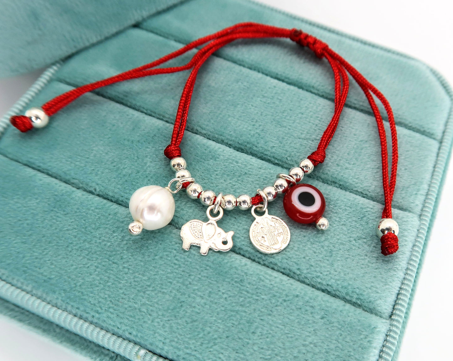 Pulsera de Hilo con San Benito, Elefante, Perla Cultivada y Ojito turco