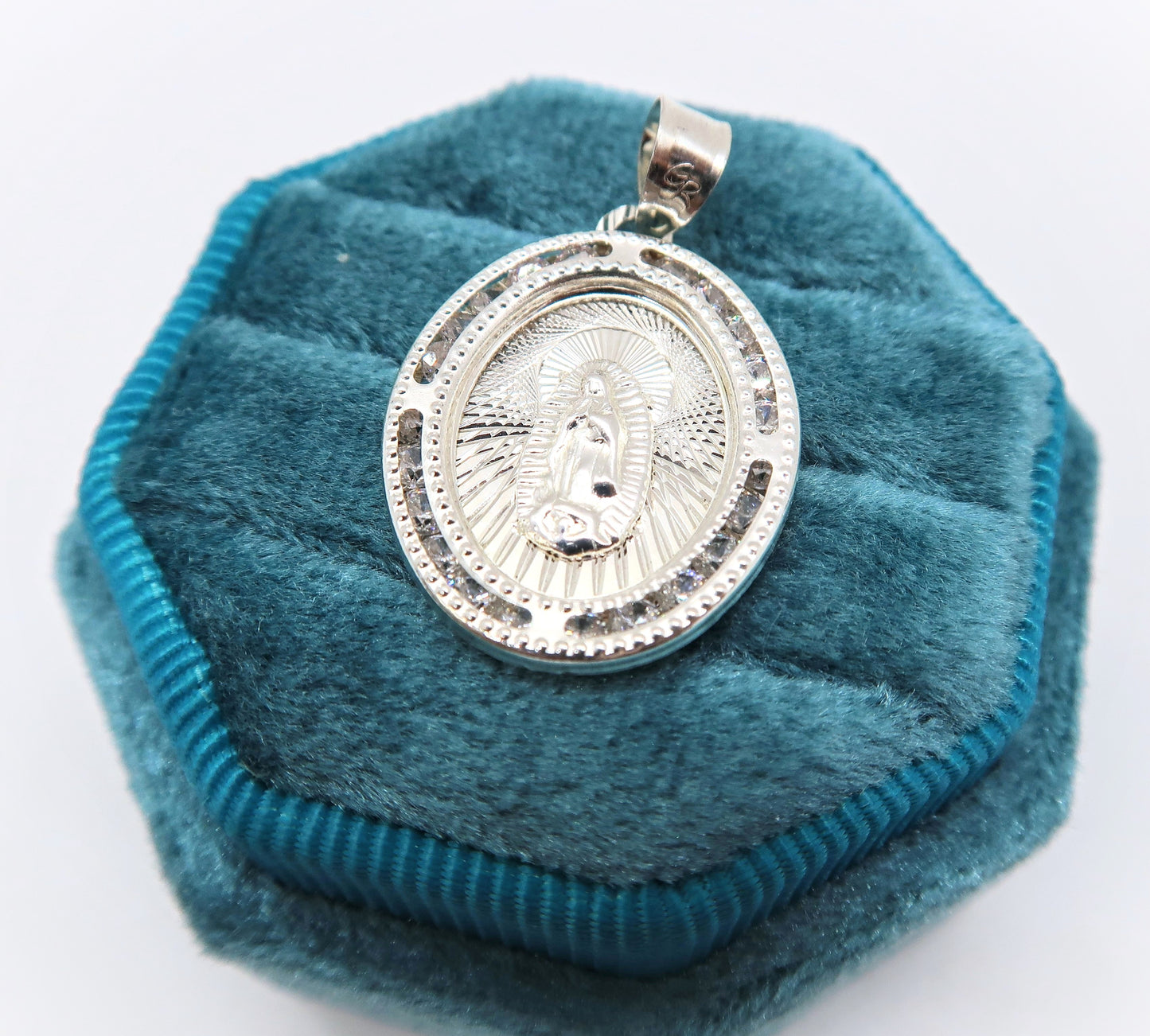 Dije Virgen de Guadalupe Ovalado con Zirconia
