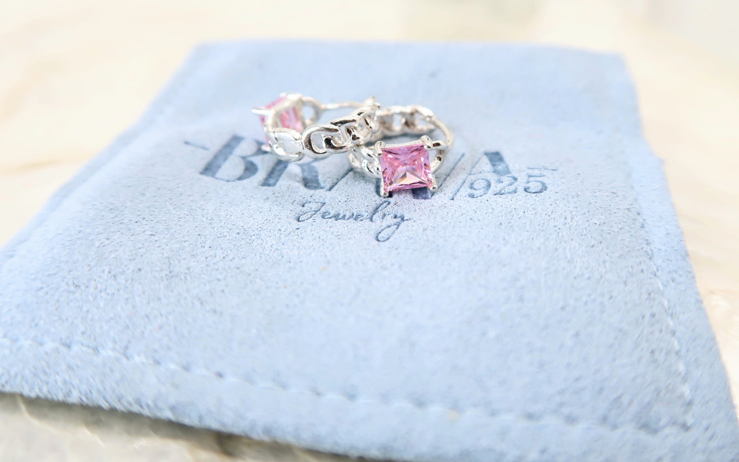 Arete Huggies Eslabón con Zirconia