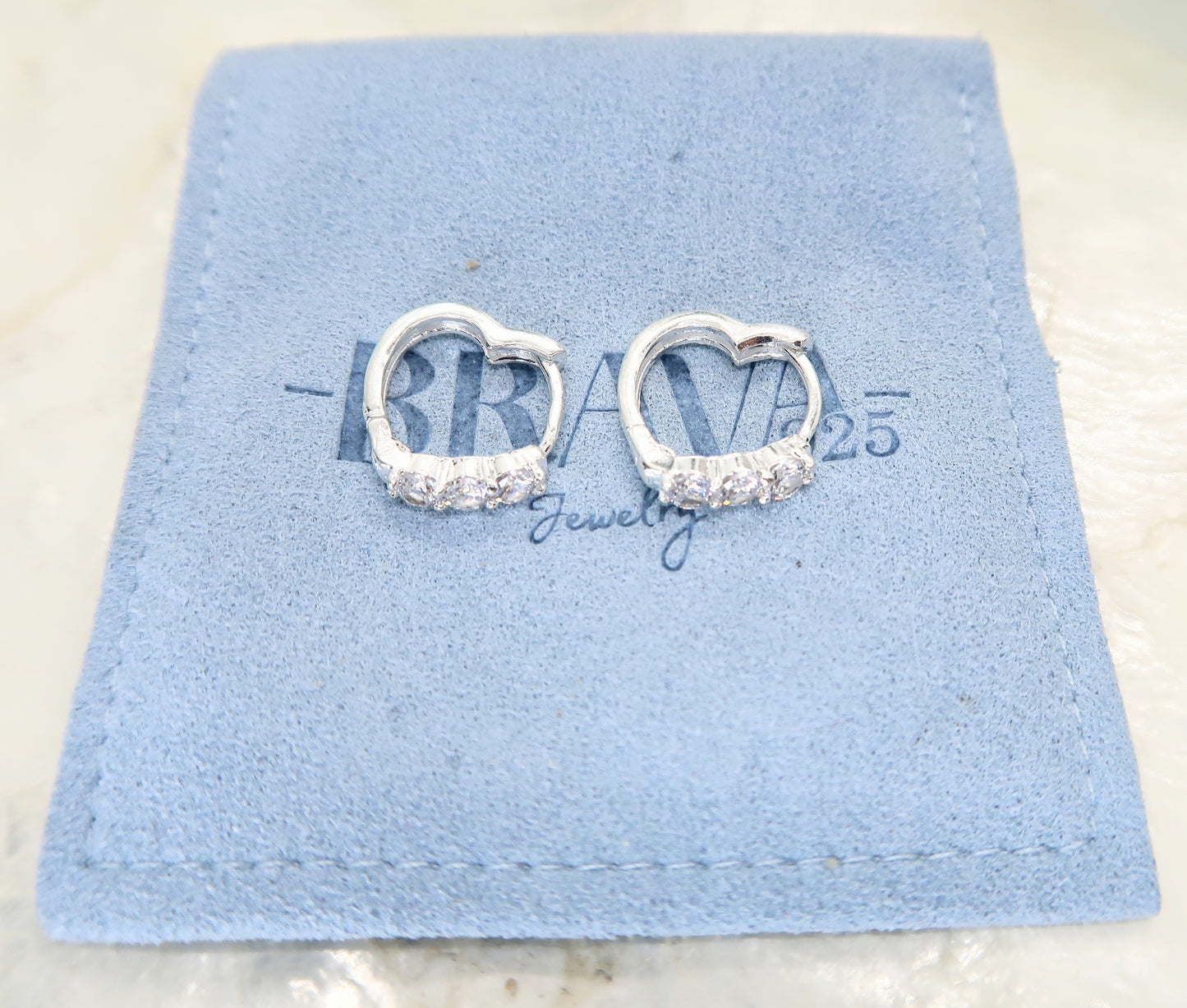 Arete Huggies Corazon con Zirconia