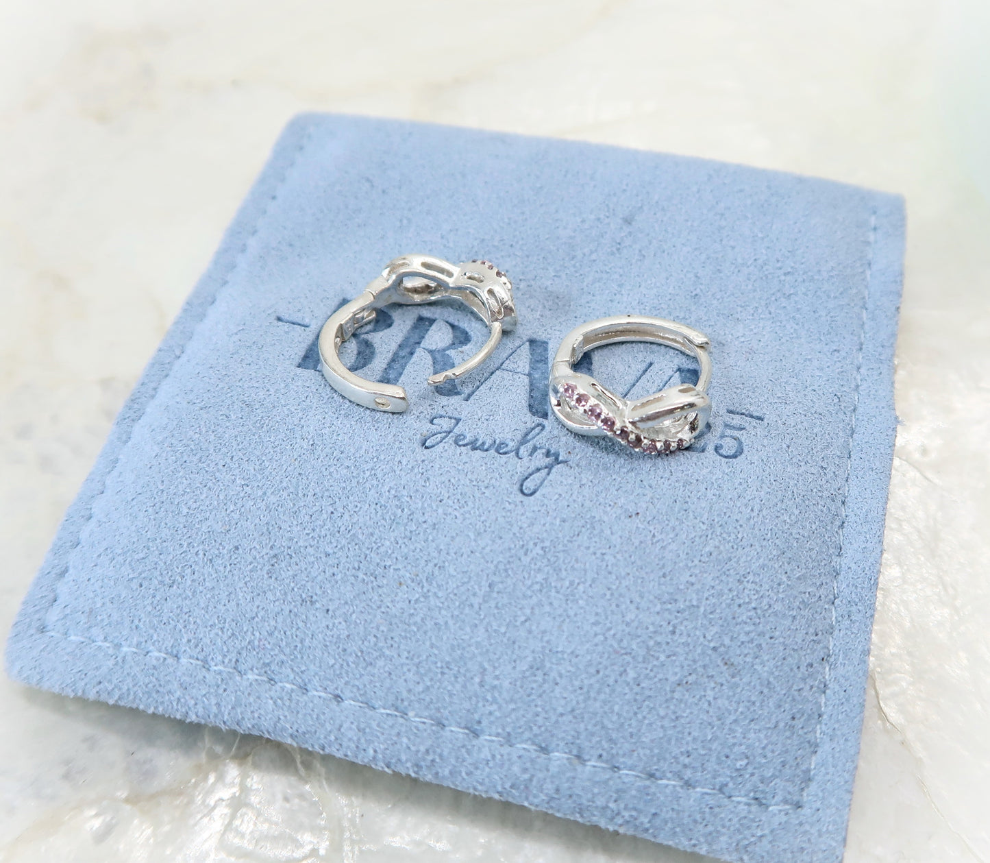 Arete Huggies Infinito con Zirconia