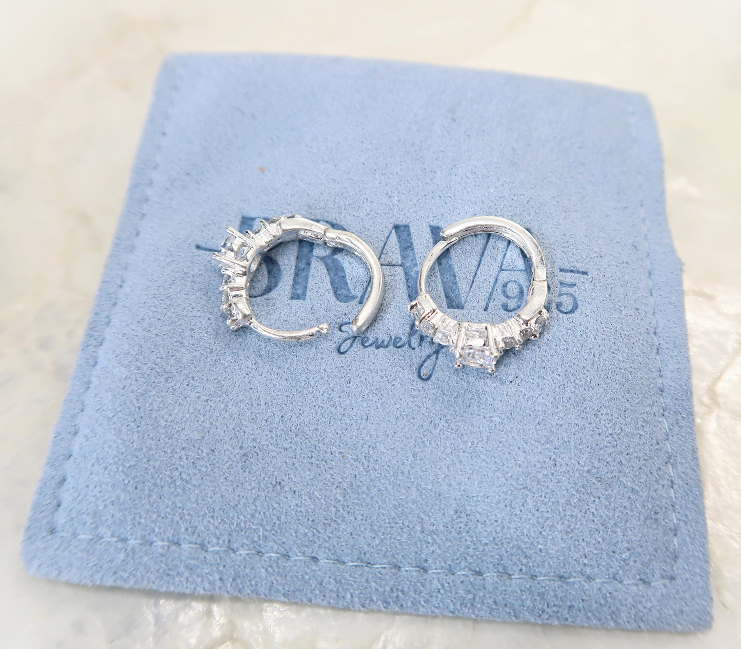 Arete Huggies con Zirconia