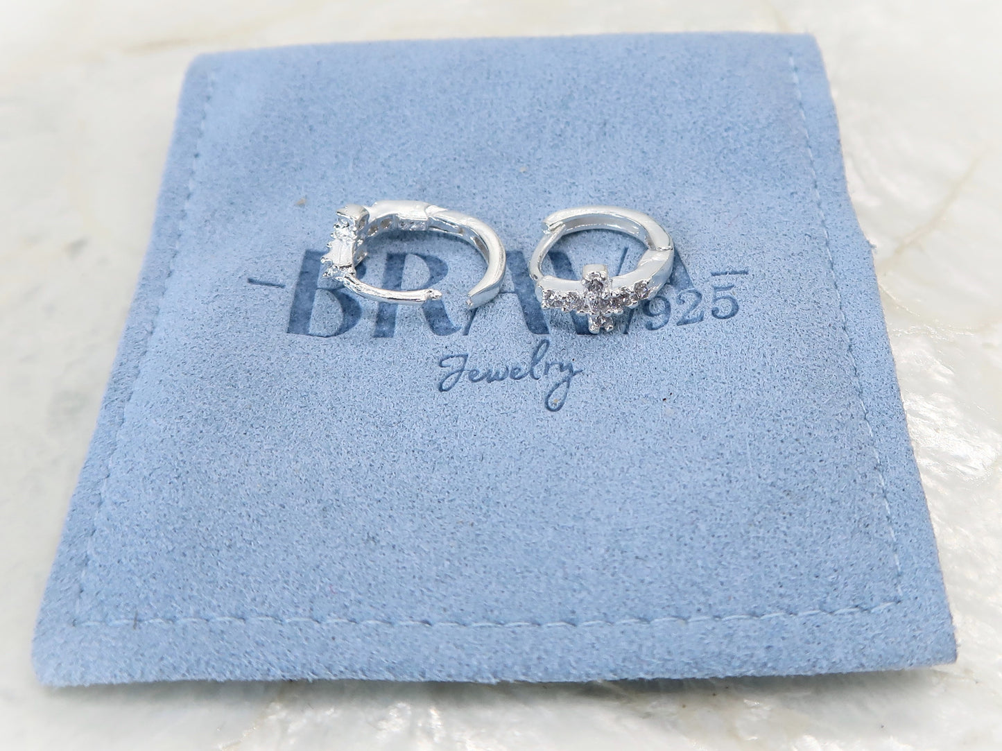 Arete Huggies Cruz con Zirconia