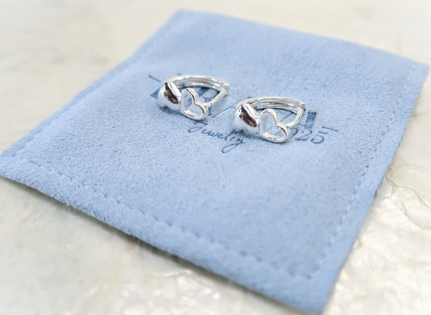 Arete Huggies Doble Corazon