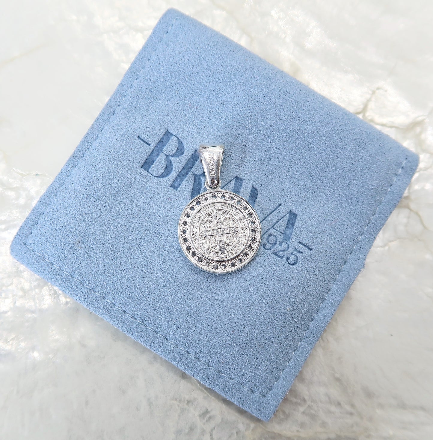 Dije Medallón de San Benito con Zirconia