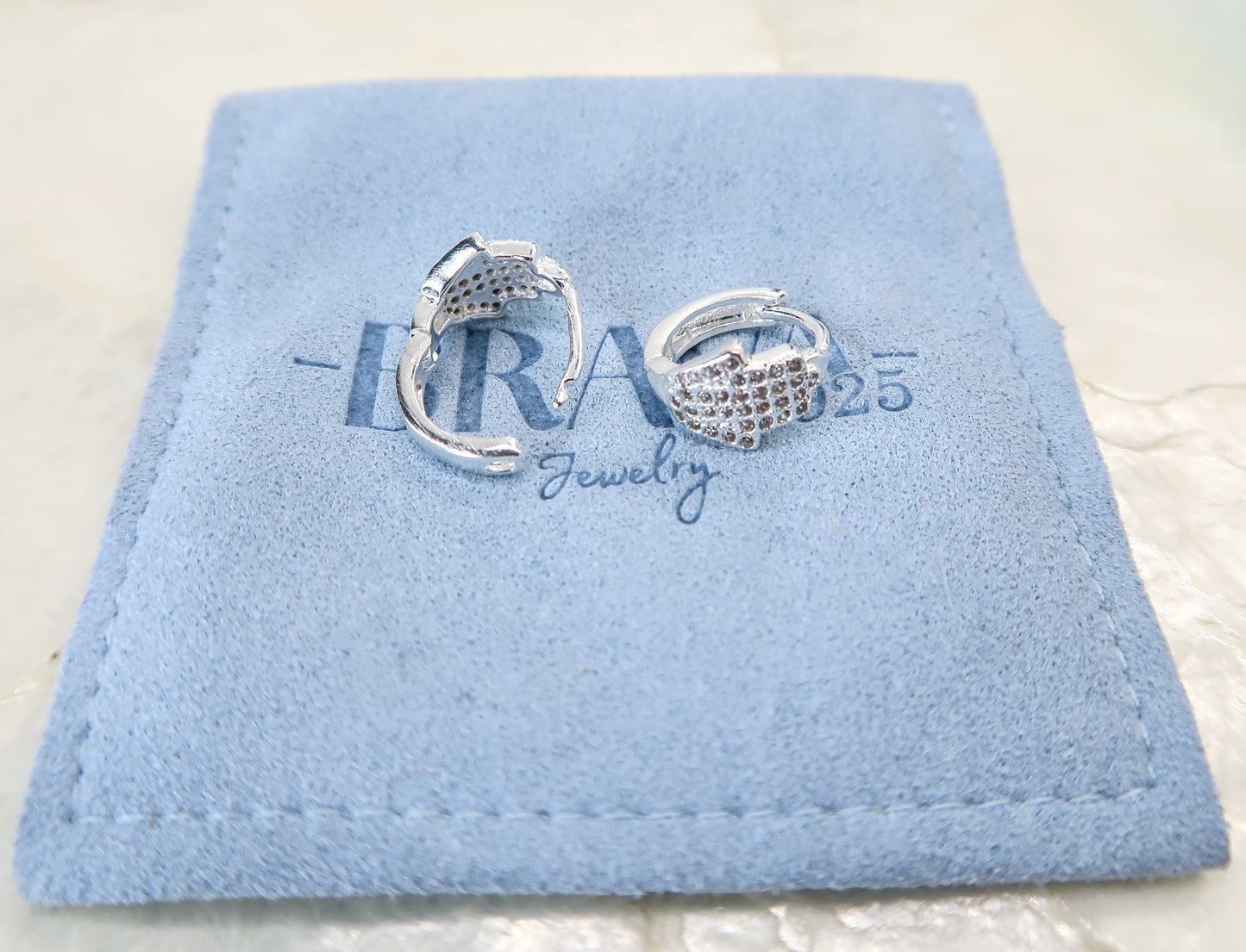 Arete Huggies Mano de Fatima con Zirconia