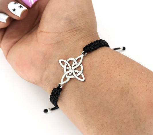 Pulsera Nudo de Bruja con Corazon, Tejida